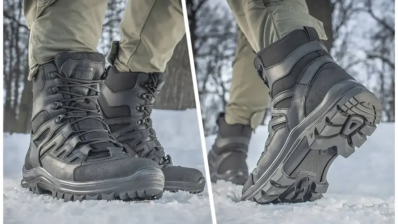 Czarne buty bushcraft na śniegu, z grubą podeszwą i sznurowaniem, gotowe na zimowe wyzwania.