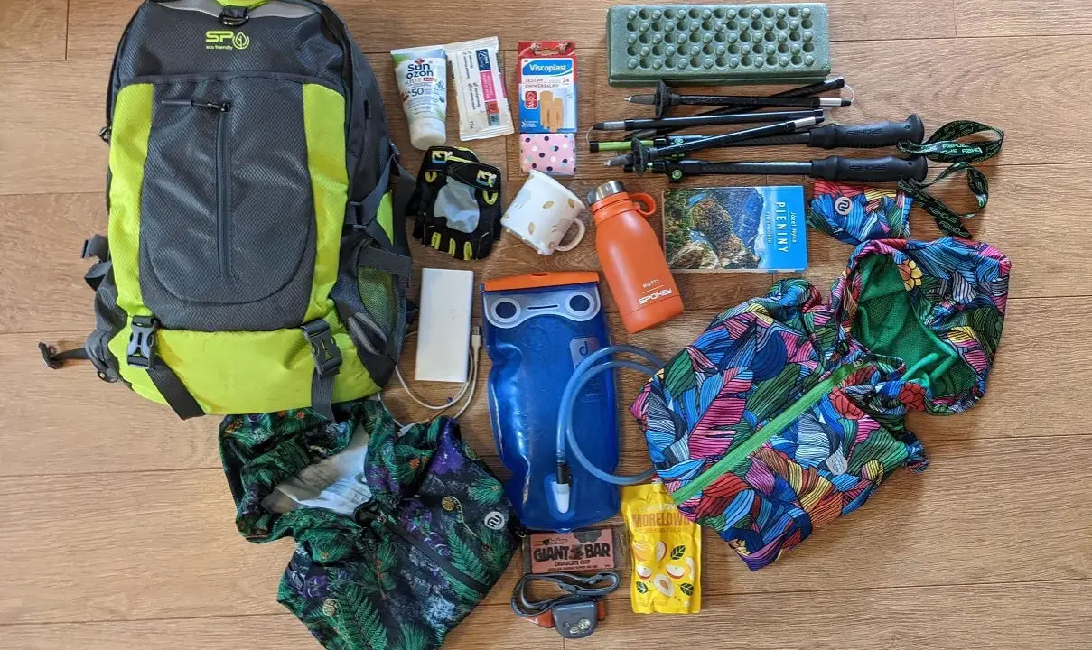 Plecak, kijki trekkingowe, bidon, apteczka, powerbank, czołówka i odzież – to wszystko, co zabrać w góry na wyprawę.