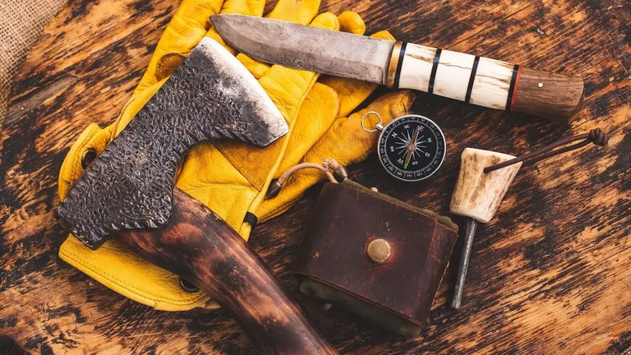 Nóż, siekiera, rękawice, kompas i krzesiwo – to podstawy, by zrozumieć, bushcraft co to.