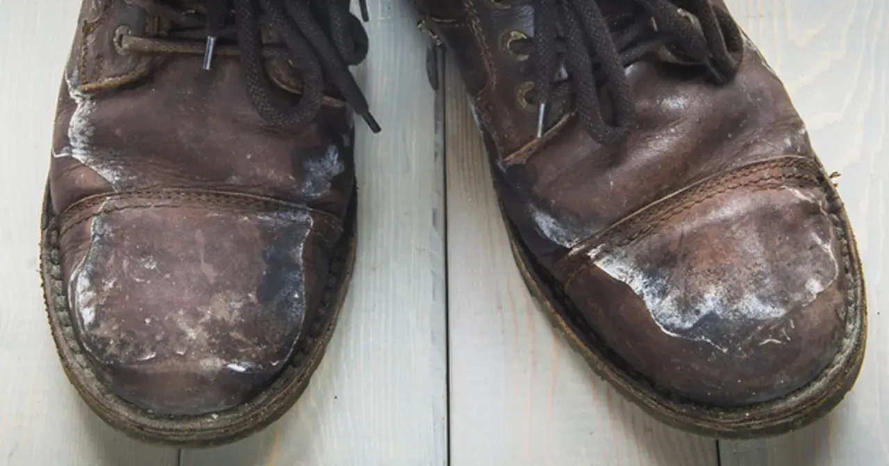 Zimowe buty skórzane pokryte białym nalotem po soli. Dowiedz się, jak usunąć sól z butów skórzanych, by przywrócić im dawny blask.