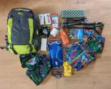 Plecak, kijki trekkingowe, bidon, apteczka, powerbank, czołówka i odzież – to wszystko, co zabrać w góry na wyprawę.