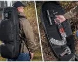 Czarna torba taktyczna z karabinem AK-47 w środku. Idealna do przenoszenia sprzętu w trudnych warunkach.