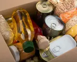 Paczka z zapasami: ryż, soczewica, płatki owsiane, fasola, konserwy i olej. Idealne produkty bez daty ważności na nieprzewidziane sytuacje.