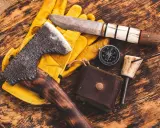 Nóż, siekiera, rękawice, kompas i krzesiwo – to podstawy, by zrozumieć, bushcraft co to.