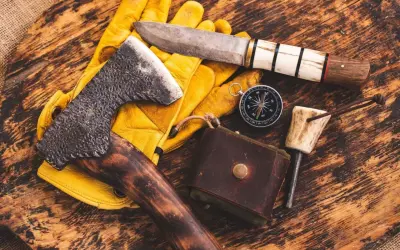 Nóż, siekiera, rękawice, kompas i krzesiwo – to podstawy, by zrozumieć, bushcraft co to.
