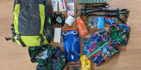 Plecak, kijki trekkingowe, bidon, apteczka, powerbank, czołówka i odzież – to wszystko, co zabrać w góry na wyprawę.