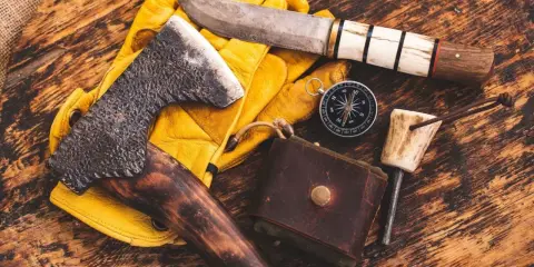 Nóż, siekiera, rękawice, kompas i krzesiwo – to podstawy, by zrozumieć, bushcraft co to.