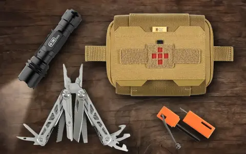 Latarka, multitool, krzesiwo i apteczka – to wszystko elementy EDC, które mogą przydać się w każdej sytuacji.