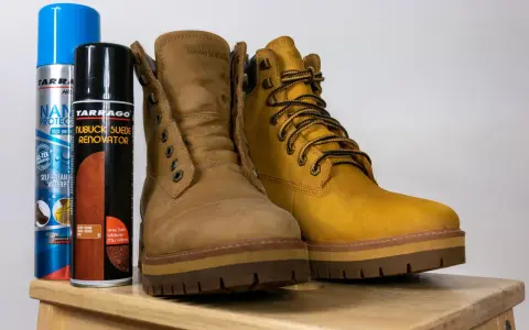 Dwa buty Timberland i dwa preparaty do pielęgnacji: jak czyścić buty z nubuku, by wyglądały jak nowe.