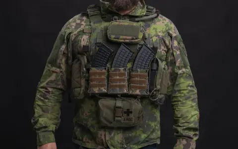 Gotowy do akcji: plate carrier setup z magazynkami, apteczką i dodatkowym wyposażeniem.