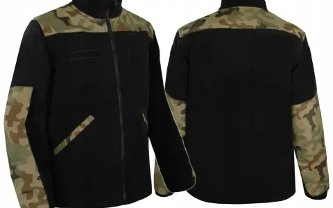 Czarna bluza z naszywkami i kamuflażem na ramionach i kołnierzu, idealna dla miłośników stylu militarnego. Bluza grom.