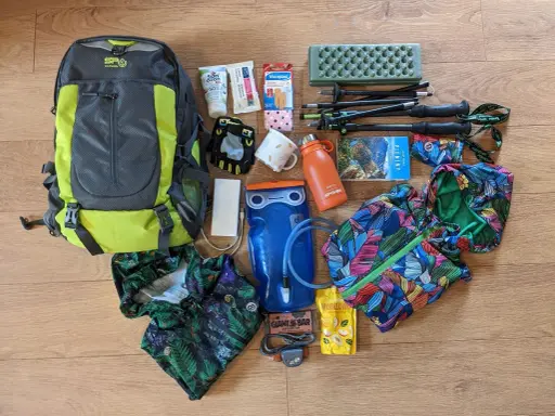 Plecak, kijki trekkingowe, bidon, apteczka, powerbank, czołówka i odzież – to wszystko, co zabrać w góry na wyprawę.