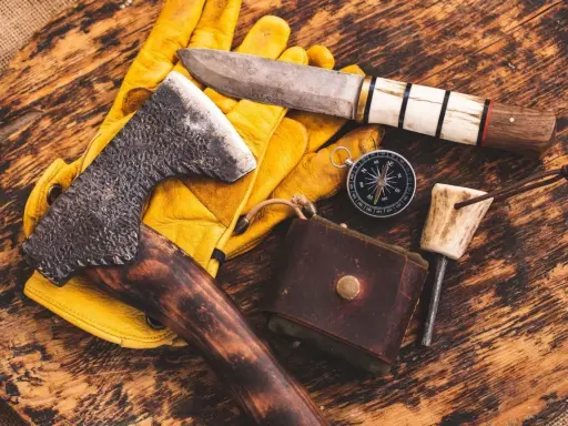 Nóż, siekiera, rękawice, kompas i krzesiwo – to podstawy, by zrozumieć, bushcraft co to.