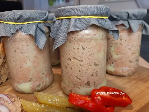 Domowy pasztet w słoikach, gotowy do pasteryzacji. Dowiedz się, jak długo pasteryzować pasztet w słoikach, by był idealny.
