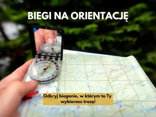 Dłoń trzyma kompas i mapę, gotowa do biegu na orientację. Odkryj przygodę, gdzie Ty wybierasz trasę!