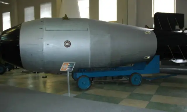 Ogromna bomba atomowa na wózku, symbol potęgi i potencjalnego zasięgu fali uderzeniowej bomby atomowej.