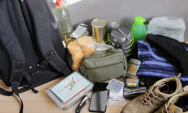 Plecak, woda, konserwy, ciastka, apteczka, ubrania, buty, telefon, klucze, scyzoryk – to wszystko, by jak przygotować się do wojny.