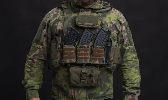 Gotowy do akcji: plate carrier setup z magazynkami, apteczką i dodatkowym wyposażeniem.