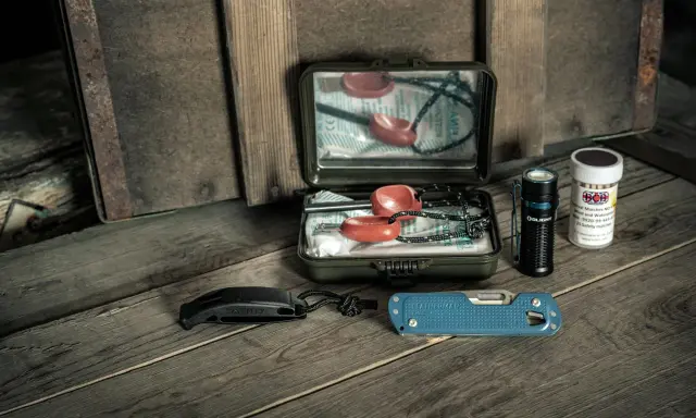 Niezbędny zestaw bushcraft sprzęt: krzesiwo, latarka, scyzoryk i apteczka. Gotowy na przygodę!