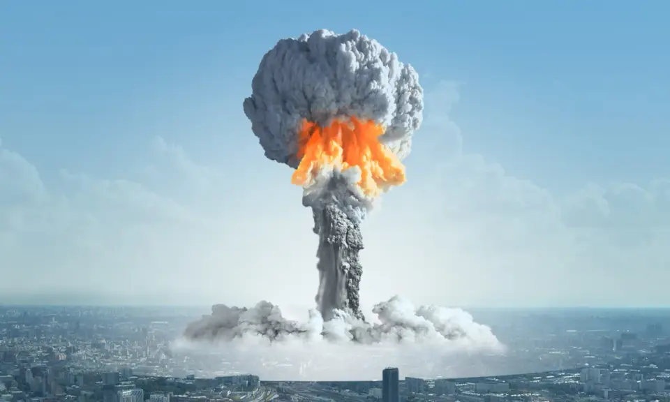 Grzyb atomowy nad miastem. Zastanawiasz się, ile trwa promieniowanie po bombie atomowej? To przerażająca wizja.