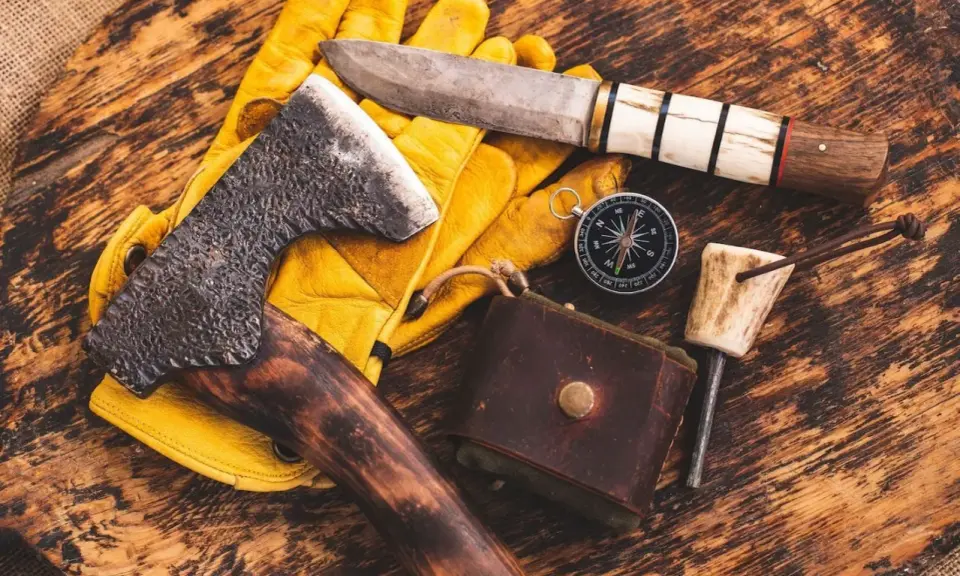 Nóż, siekiera, rękawice, kompas i krzesiwo – to podstawy, by zrozumieć, bushcraft co to.