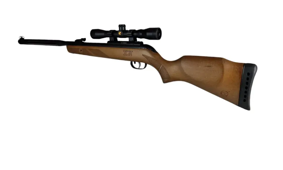 Wiatrówka Gamo Hunter Maxxim IGT 4.5 mm z lunetą, gotowa do akcji.