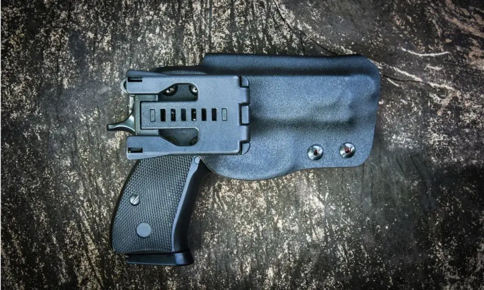 Czarna kabura wewnętrzna na broń, dyskretnie ukrywająca pistolet.