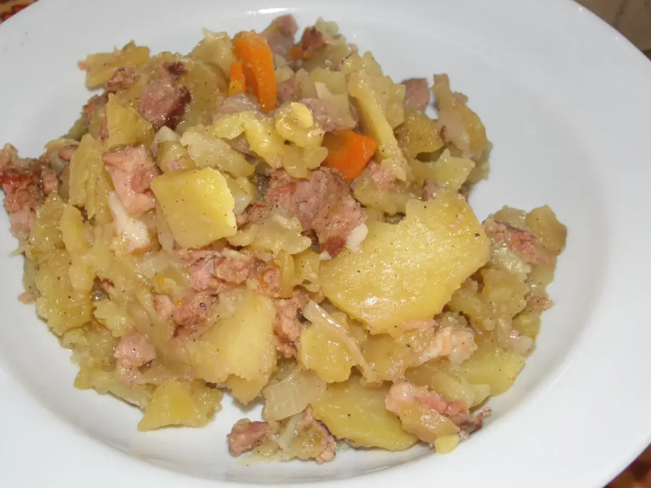 Pyszne dania na ognisko: ziemniaki, mięso i marchewka w jednym talerzu. Idealne na letnie wieczory.