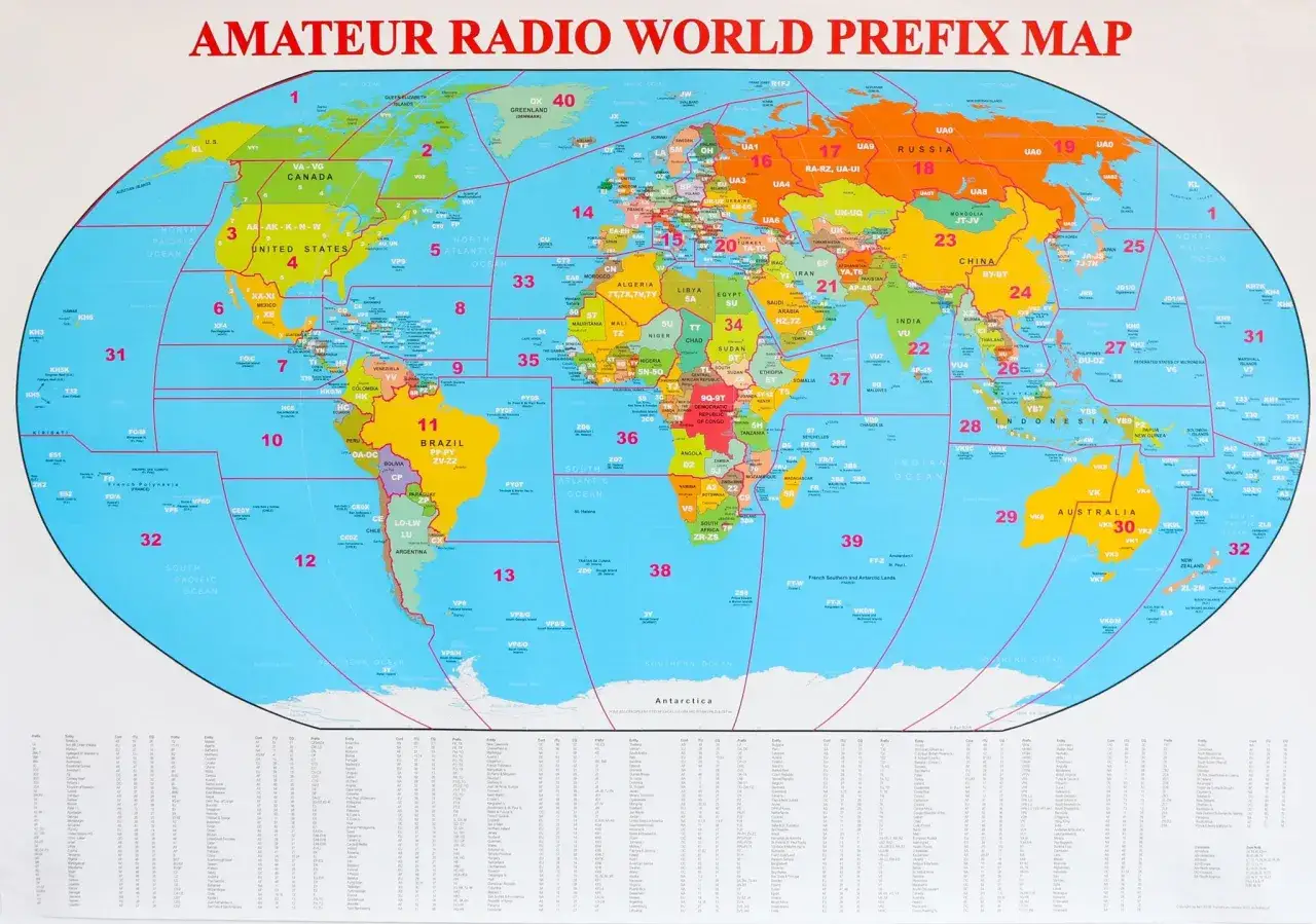 Mapa świata z prefiksami radiowymi. Określa, na jakich częstotliwościach można nadawać bez pozwolenia, np. w USA (4) czy Australii (29, 30).