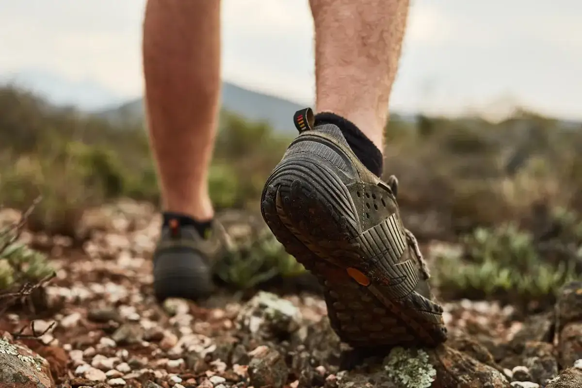 Niski profil butów zapewnia swobodę ruchu, a ich konstrukcja chroni stopę podczas wędrówki. Widoczna wysokość cholewki w butach jest optymalna do trekkingu.