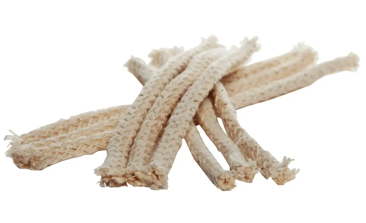 Kilka bawełnianych sznurk&oacute;w, idealnych jako z czego zrobić knot do lampy naftowej.