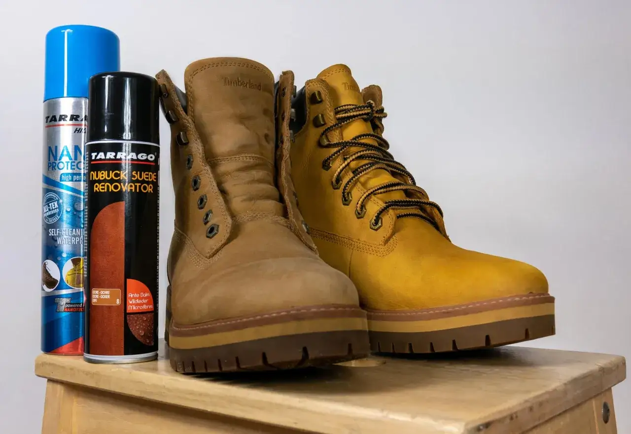 Dwa buty Timberland i dwa spraye do pielęgnacji skóry. Czy nubuk można pastować? Tak, specjalnym preparatem Tarrago Nubuck Suede Renovator.