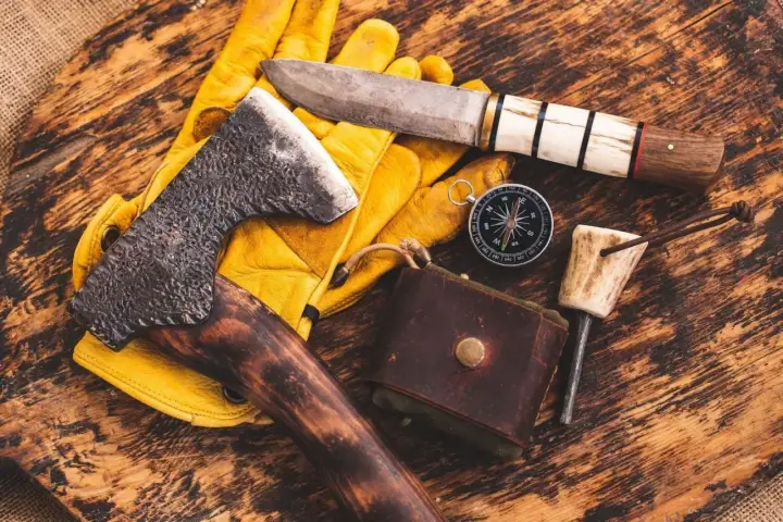Nóż, siekiera, rękawice, kompas i krzesiwo – to podstawy, by zrozumieć, bushcraft co to.