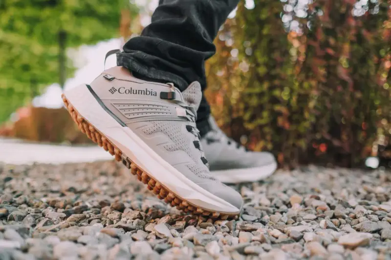 Szare buty Columbia, idealne na wędrówki po pustyni, z charakterystyczną podeszwą i logo marki.